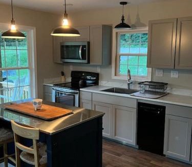 Winston House | Cozy Cabin Retreat in Red Lick Valley - Family & Pet Friendly
