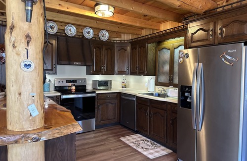 Glendale Cabin | Cozy Cabin Retreat Near Skiing, Hiking, and Shopping