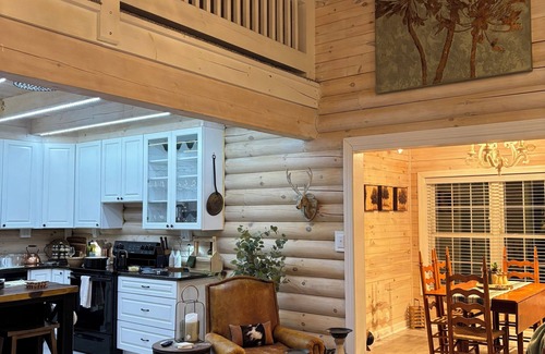 Trenton Cabin | Idyllic Cabin Retreat with Kitchen and Breakfast Included
