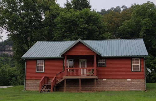 Mountain View Cabin | Riverfront Cabin Retreat with Family-Friendly Amenities