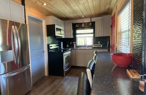 Royal Palms House | Cozy Private Studio in Family Home - Guest Rated 10/10