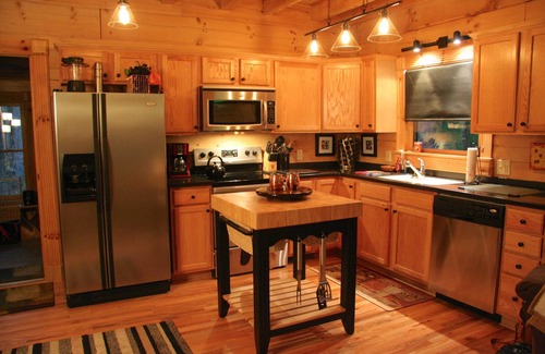 West Jefferson Cabin | Cozy Cabin Retreat with River Lot & Spa Amenities
