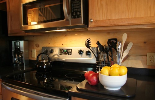 West Jefferson Cabin | Cozy Cabin Retreat with River Lot & Spa Amenities