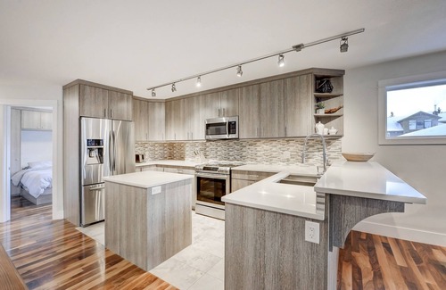 Teepee Town House | Scenic Canmore Retreat with Kitchen & Walk to Downtown