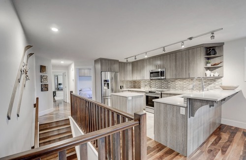 Teepee Town House | Scenic Canmore Retreat with Kitchen & Walk to Downtown