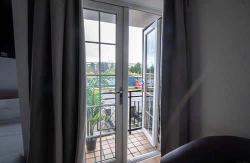 Atlantic Wharf House | Beautiful Cardiff Wharf Free Parking Waterviews