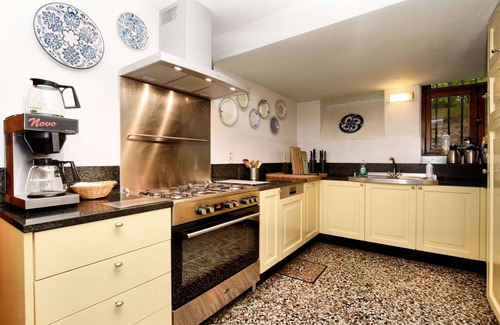 Spa House | Inviting Castle House Retreat with Garden and Pet-Friendly Perks