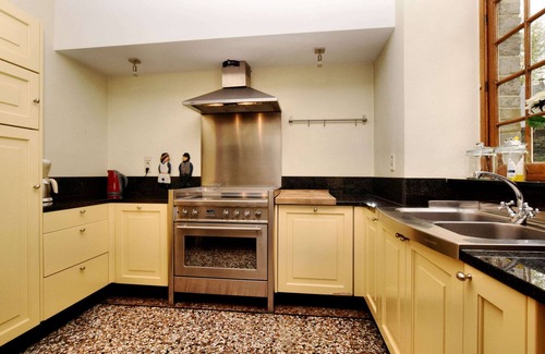 Spa House | Inviting Castle House Retreat with Garden and Pet-Friendly Perks