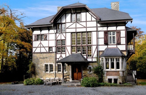 Spa House | Inviting Castle House Retreat with Garden and Pet-Friendly Perks