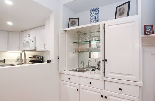 Epworth Acres House | Central Getaway with Pool, Spa & 10/10 Guest Rating