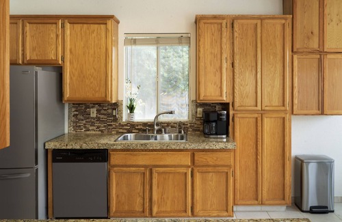 Roseville House | Prime Location Hotel with Pool & Fire Pit - 10/10 Rating