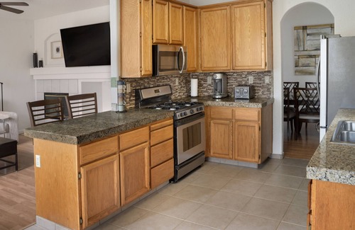 Roseville House | Prime Location Hotel with Pool & Fire Pit - 10/10 Rating