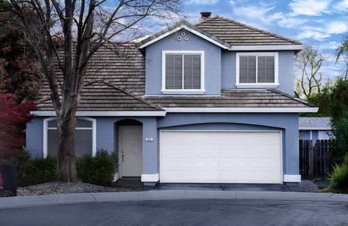 Roseville House | Prime Location Hotel with Pool & Fire Pit - 10/10 Rating