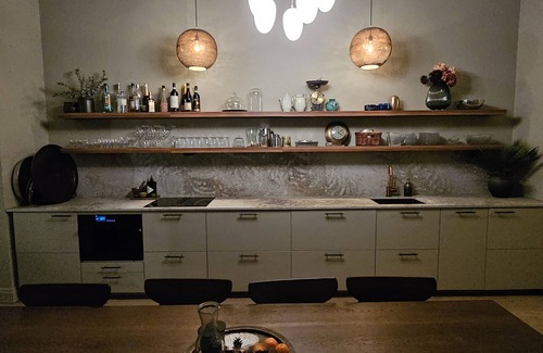 Bjørvika Apartment | Charming Century Apartment with Ocean View in Old Town