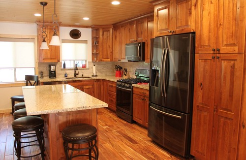 Chamberlands House | Escape to Chambers Landing Cabin with Private Pool & Breakfast