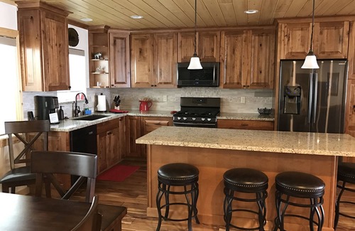 Chamberlands House | Escape to Chambers Landing Cabin with Private Pool & Breakfast
