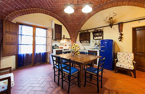Sinalunga Apartment | Enchanting Apartment with Private Garden and Pool Access
