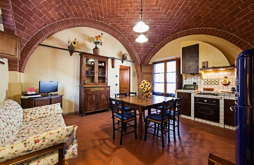 Sinalunga Apartment | Enchanting Apartment with Private Garden and Pool Access