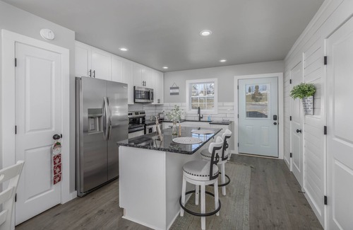 Bean Station Cottage | Inviting Cherokee Lake Cozy Cottage with Spa and Kitchen