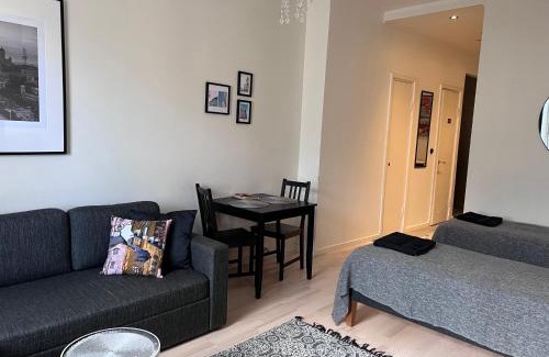 Keskinen District Apartment | Chic Kallio City Apartment - Family-Friendly Stay Awaits!