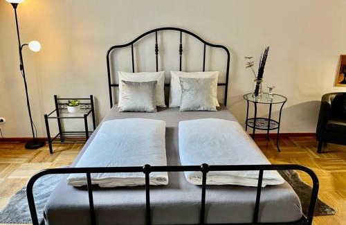 Wahring Apartment | City Centre Apartment: Rated 9.3/10 & Pet-Friendly Stay