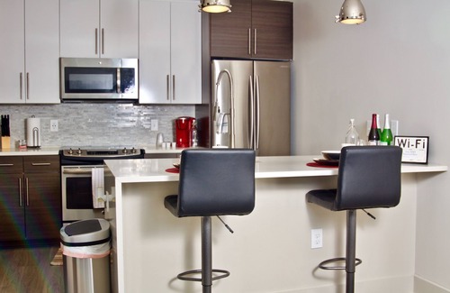 Atlantic Station Area Apartment | Exquisite City View Apartment with Pool and Kitchen