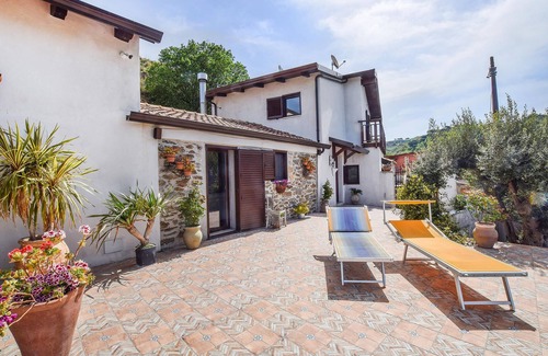 Motta San Giovanni House | Cozy Family Cottage with Kitchen and Pet-Friendly Amenities
