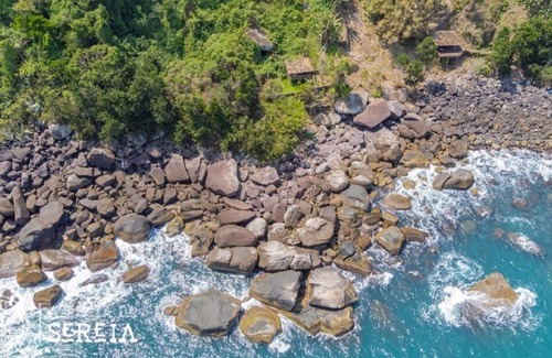 Praia de Borrifos House | Beautiful coastline overlooking Alcatrazes Island
