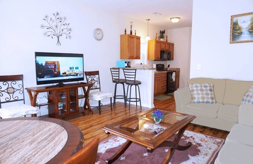 Myrtle Beach House | Cozy Townhome Steps from the Beach with Pool & Breakfast