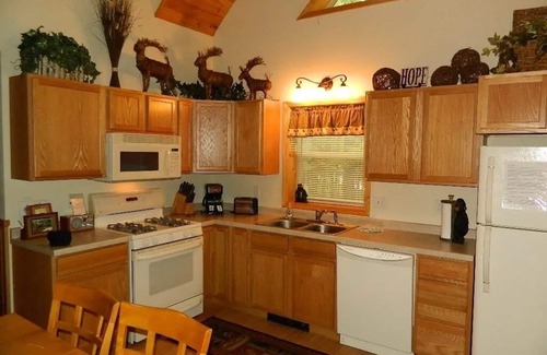 Rhinelander Cabin | Idyllic 2-Bedroom Cabin with Loft by the Lake in Nature