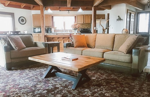Elizabeth Cabin | Scenic Getaway: Ten Mile Views with Hot Tub & Llamas