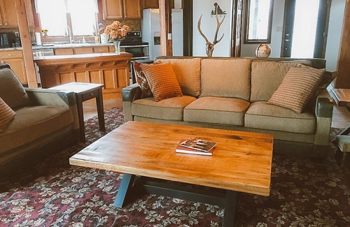 Elizabeth Cabin | Scenic Getaway: Ten Mile Views with Hot Tub & Llamas