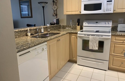 Fort Myers Condo | Riverside Condo with Pool Views and 10/10 Guest Rating
