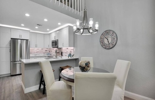 Pine Ridge Condo | Coastal Condo with Pool & Ocean View, 10/10 Guest Rated