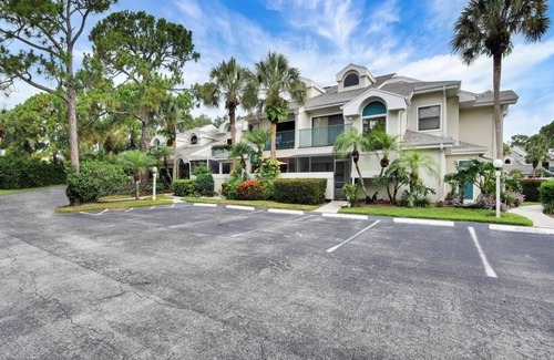 Pine Ridge Condo | Coastal Condo with Pool & Ocean View, 10/10 Guest Rated