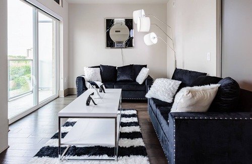 Uptown Condo | Beautiful condo near bars and restaurants
