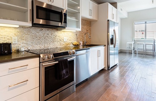 Uptown Condo | Beautiful condo near bars and restaurants