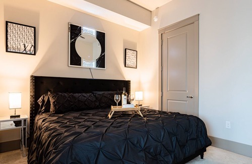 Uptown Condo | Beautiful condo near bars and restaurants