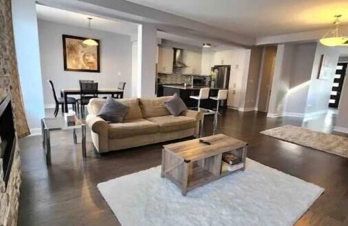 Oakville House | Modern 4-Bed Oakville House: Pet-Friendly & Spa Amenities