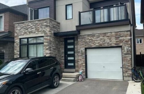 Oakville House | Modern 4-Bed Oakville House: Pet-Friendly & Spa Amenities