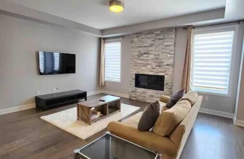 Oakville House | Modern 4-Bed Oakville House: Pet-Friendly & Spa Amenities