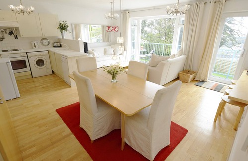 Maenporth Apartment | Stylish Contemporary Apartment Steps from the Beach