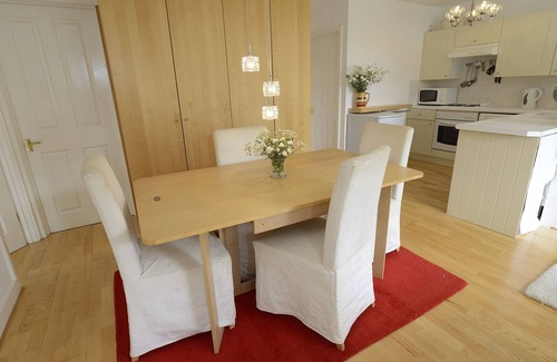 Maenporth Apartment | Stylish Contemporary Apartment Steps from the Beach
