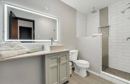 Lawton Apartment | Cozy Contemporary Suite #04 with Breakfast & Family Amenities