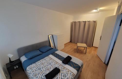 Ris Orangis Apartment | Inviting 3-Bedroom Accommodation for Families & Groups