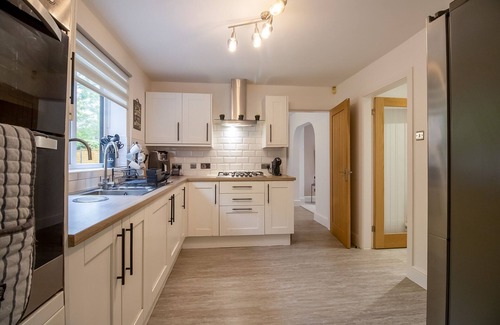 Walton House | Beautiful & Cosy Home | Driveway | Close to M1