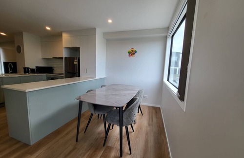 Papatoetoe House | Cozy Home Near Airport with Breakfast & Family Amenities