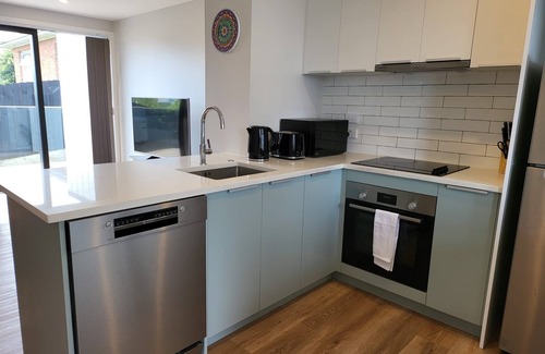 Papatoetoe House | Cozy Home Near Airport with Breakfast & Family Amenities