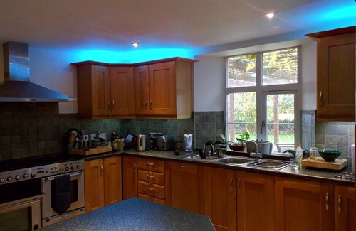 Lechlade House | Idyllic Cotswold Farmhouse with Spa & Hot Tub Retreat