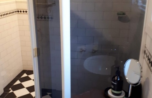 College Park Cottage | Inviting Cottage Near CBD, Hospital & Adelaide Oval